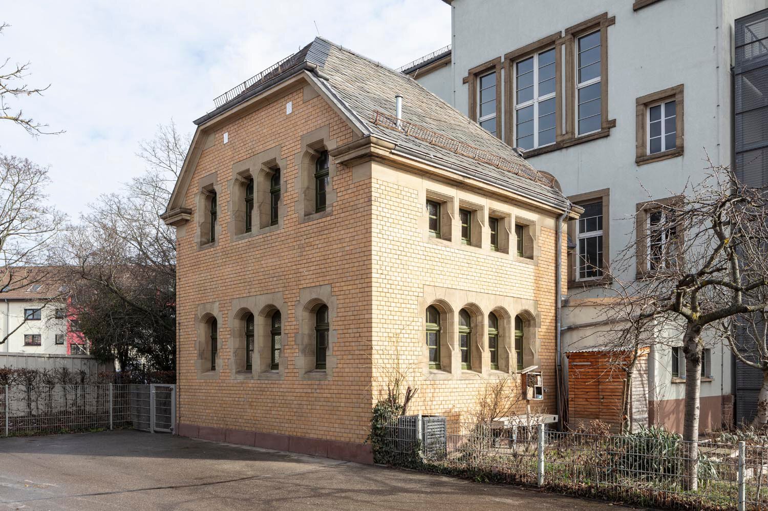 Seitenansicht des denkmalgeschützten Anbaus der Hardtschule
