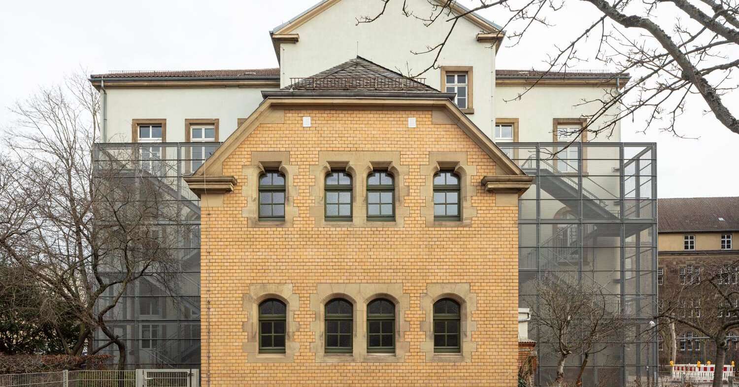 Historischer Anbau der Hardtschule mit gelber Backsteinfassade